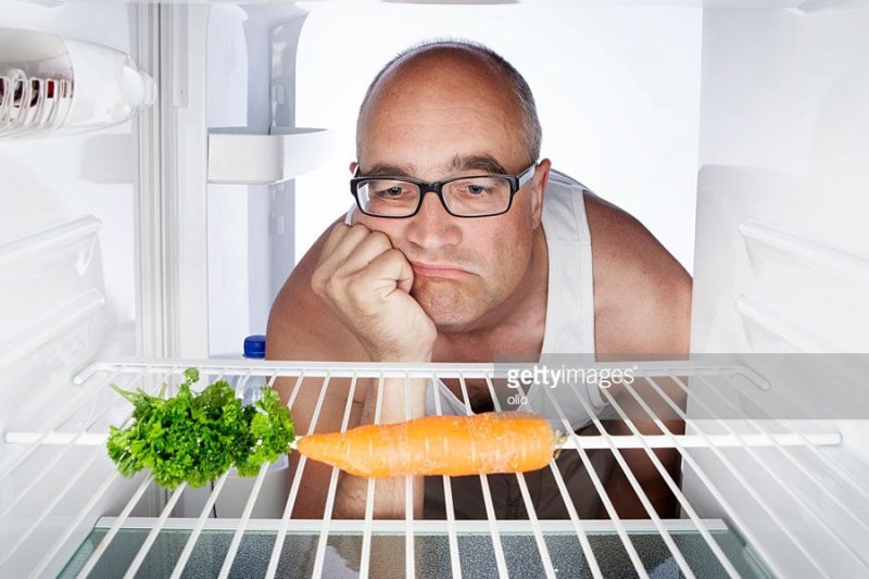 Мужчина у холодильника