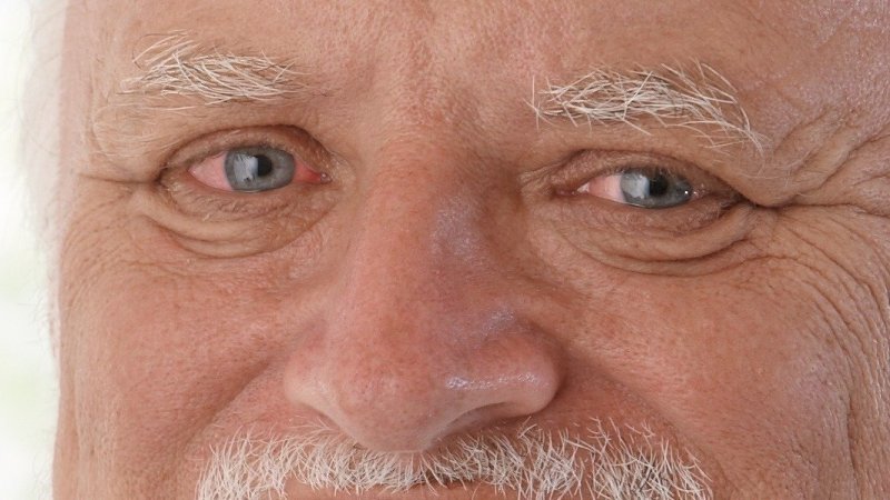 Мужик плачет и смеется