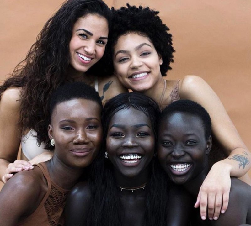 Девушки с разным цветом кожи