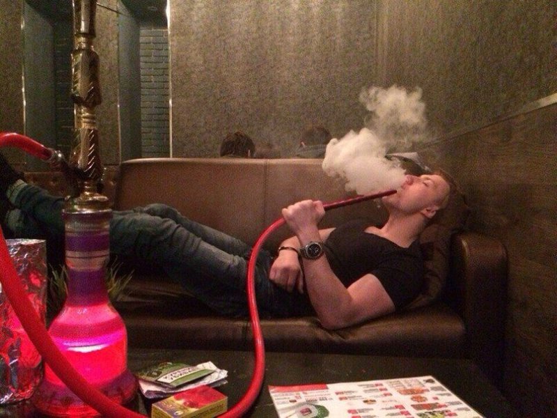 Парень курит кальян