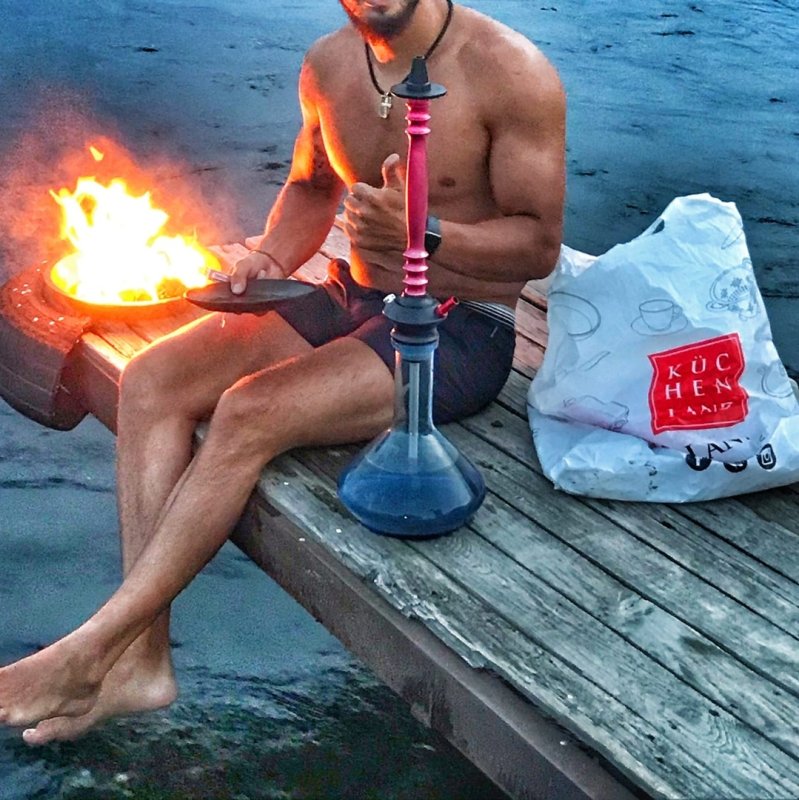 Пацан с кальяном