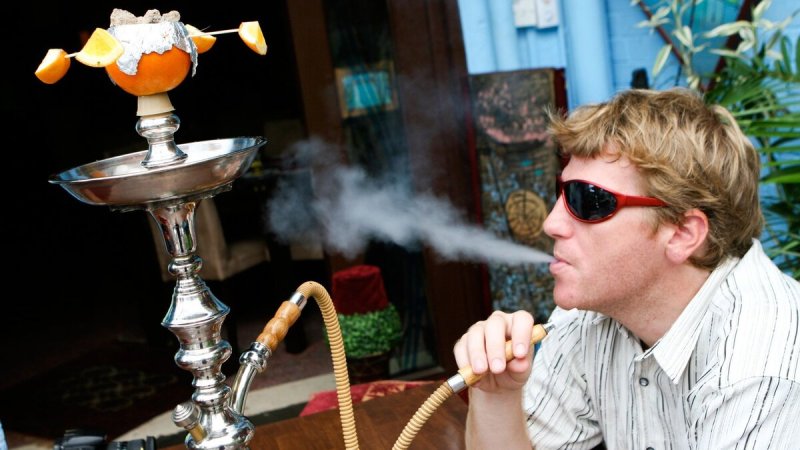 Парень с кальяном