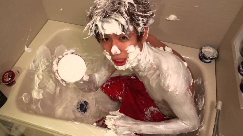 Человек купается в ванне