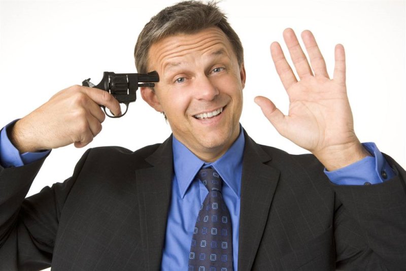 Человек с пистолетом у Виска