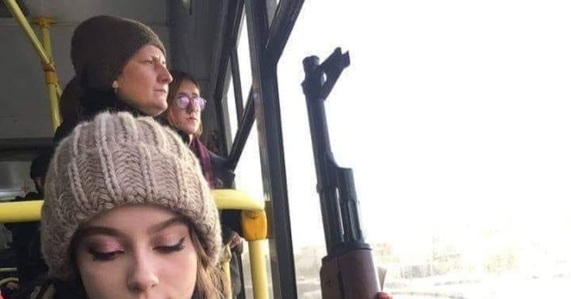 Девочка в автобусе