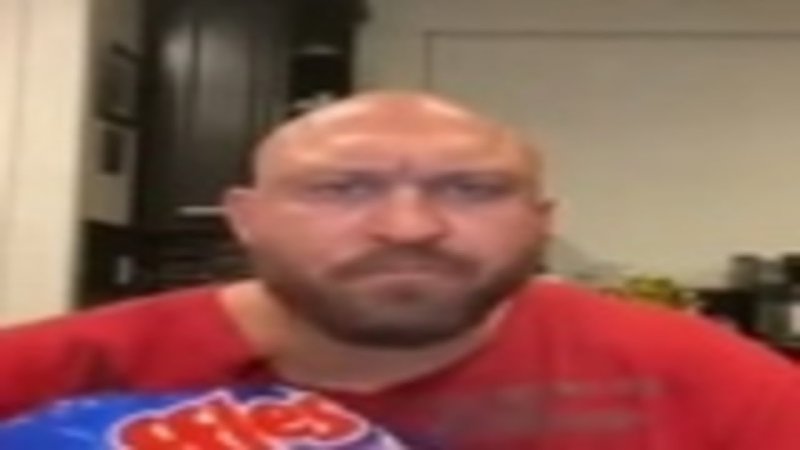 Чел хавает чипсы gif