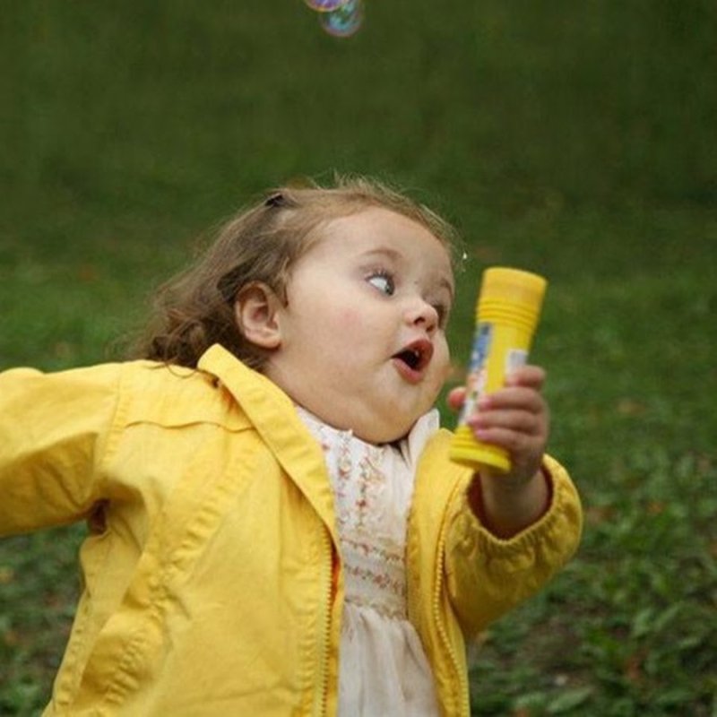 Девочка бежит Мем