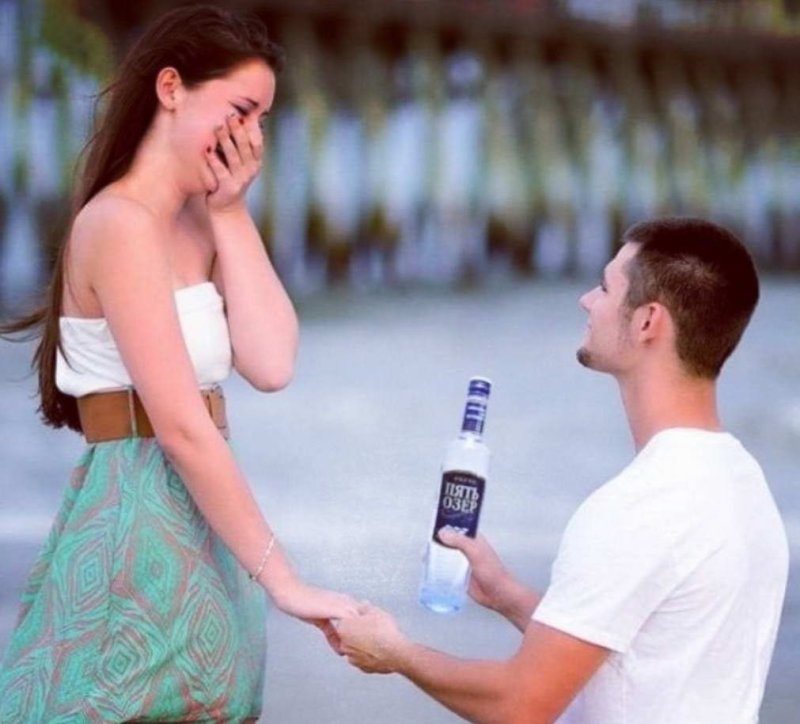 Мужчина делает предложение женщине