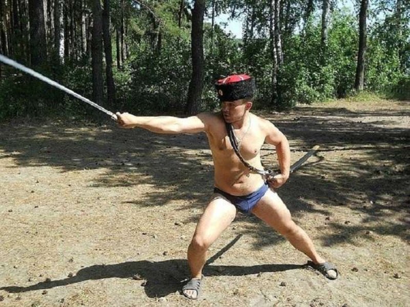 Казак с шашкой в трусах