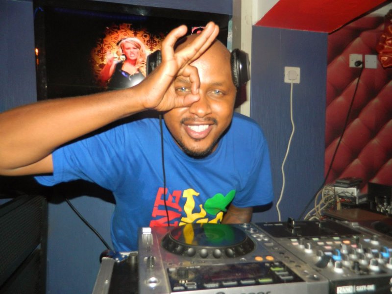 Негр диджей