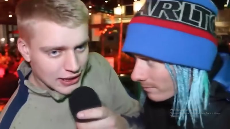 Парень заглотил микрофон