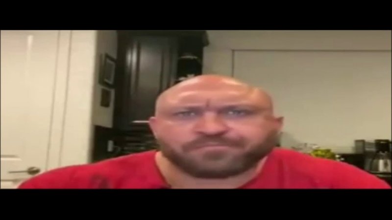 Мужик ест чипсы