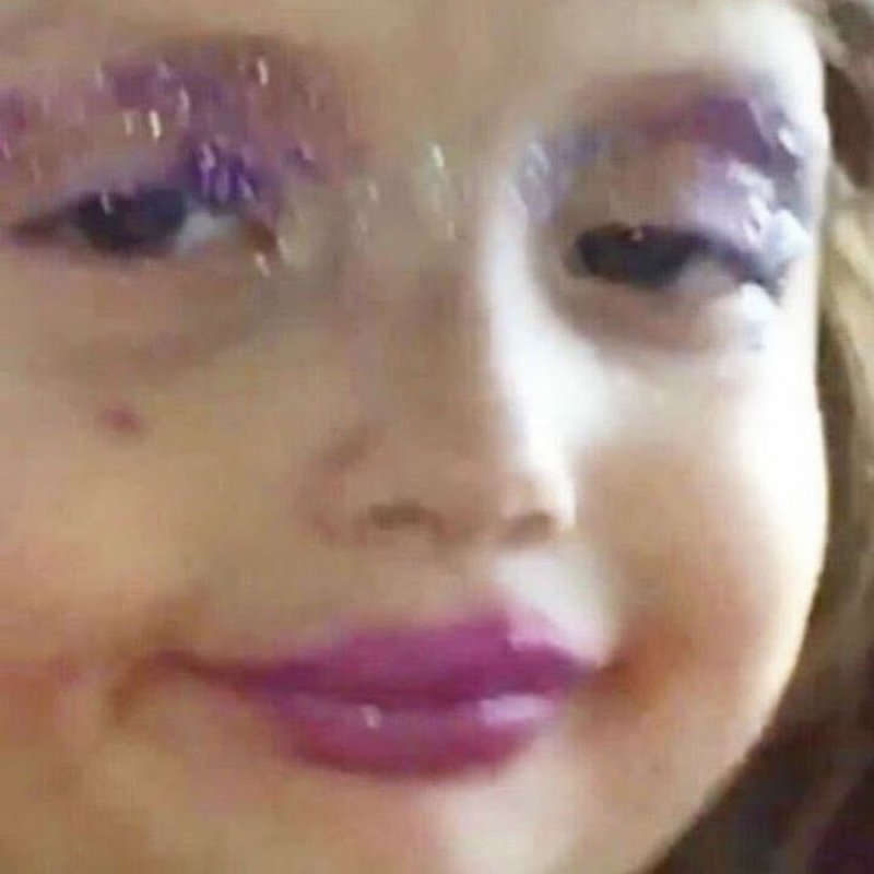 Девочка накрасилась Мем