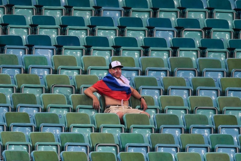 Пустые трибуны стадиона