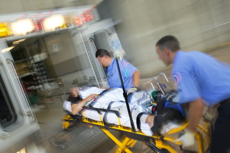 Человека везут на скорой