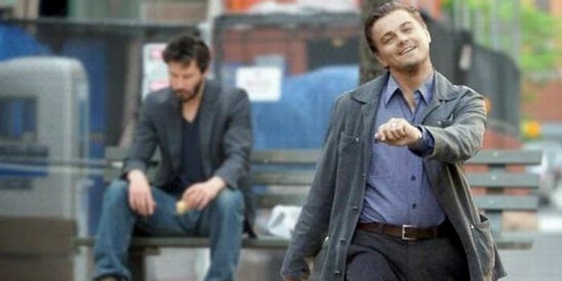 Киану Ривз веселый