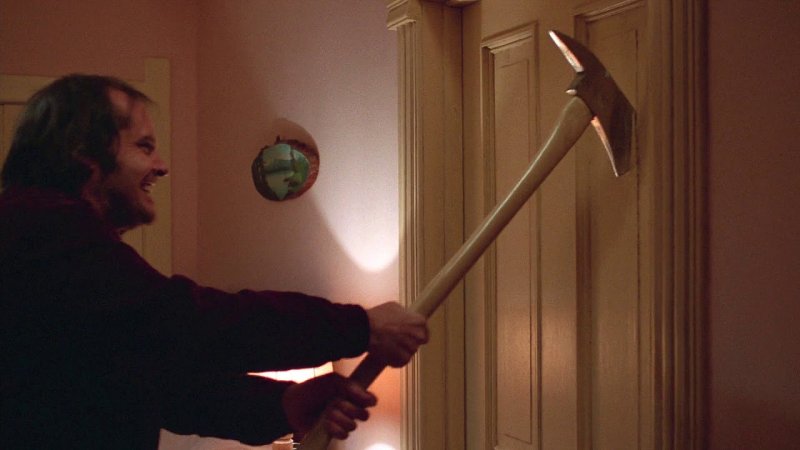 Мужик ломает дверь