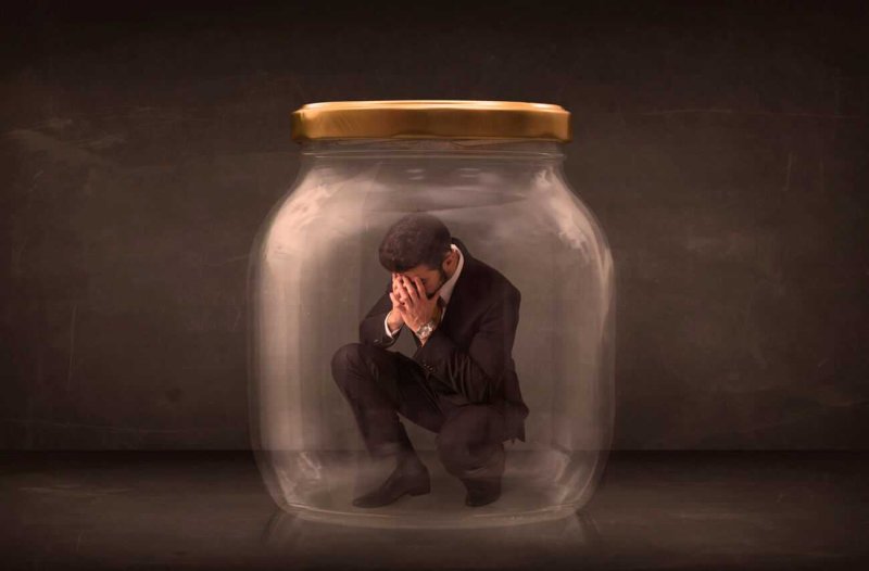 Человек в банке стеклянной