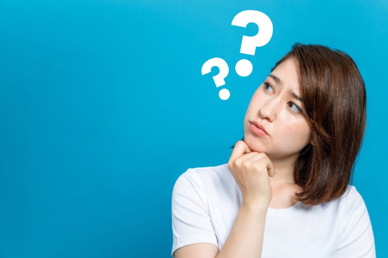 Девушка вопросительно