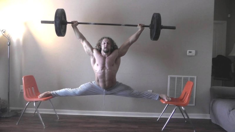Мужик поднимает штангу