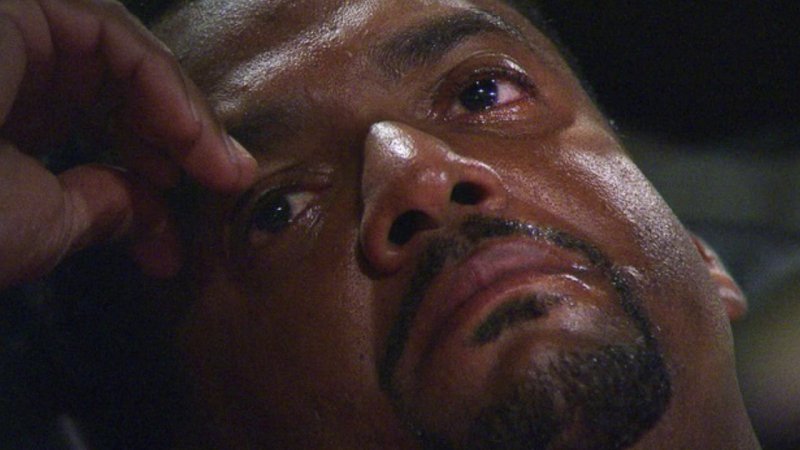 Мужик плачет