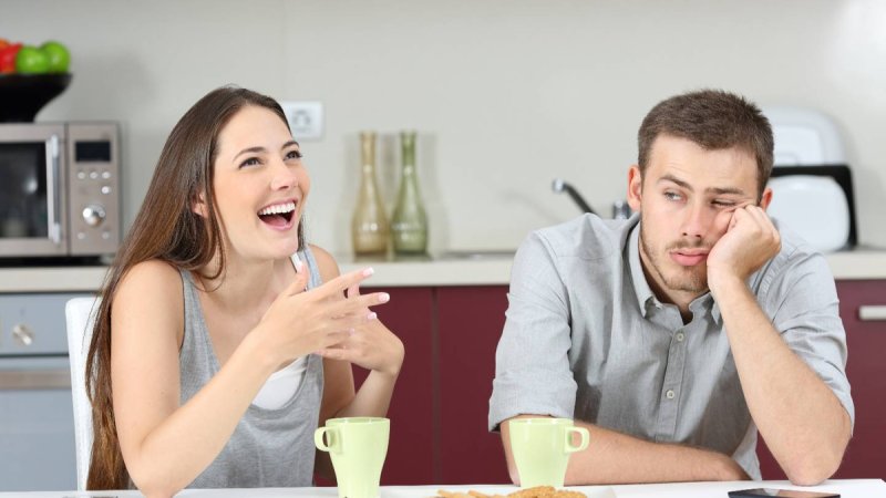 Женщина смеется