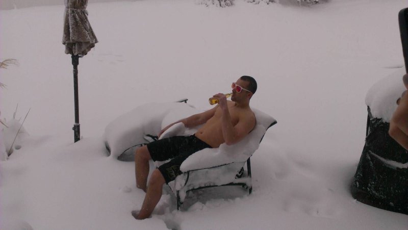 Пьяный мужик в сугробе