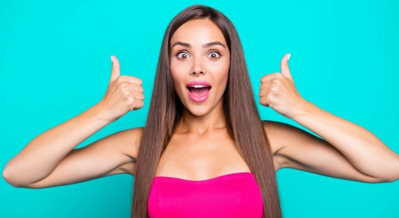 Довольная девушка