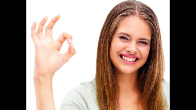 Женщина показывает ок