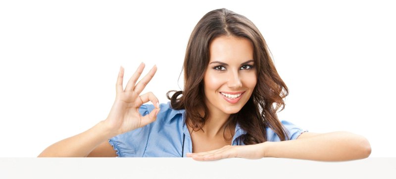 Девушка указывает