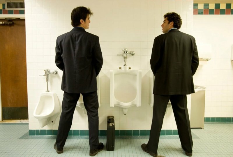 Писсуары в мужском туалете