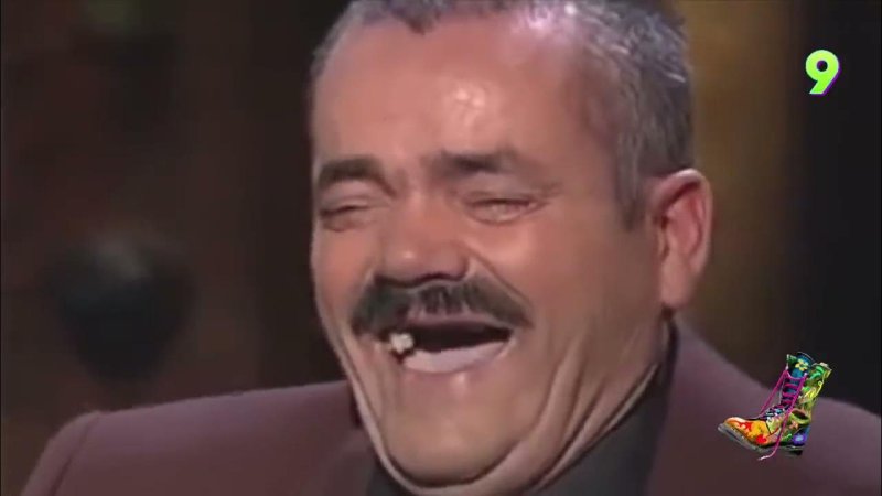 Мужик смеется