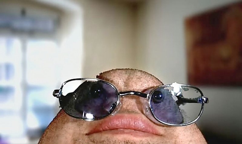 Смешной парень в очках