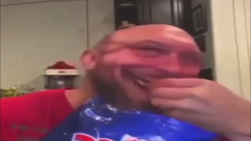 Мужик ест чипсы