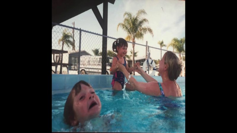 Мем с тонущим ребенком в бассейне