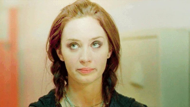 Девушка закатывает глаза