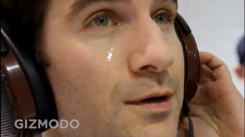 Мужчина в наушниках Мем