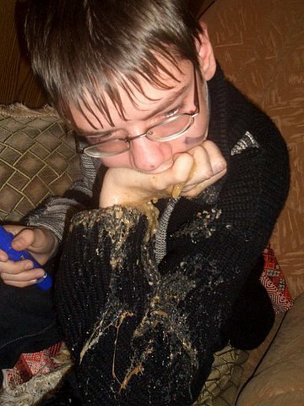 Алкаж блюет