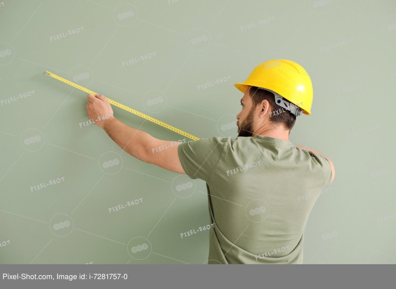 Мужчина с рулеткой