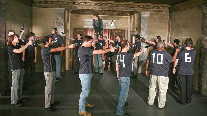 Люди стреляют друг в друга