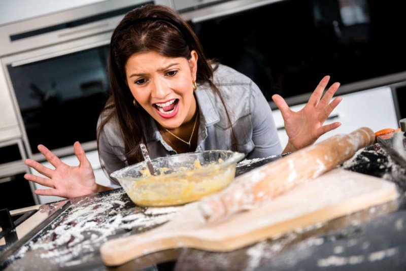 Девушка с пирогом