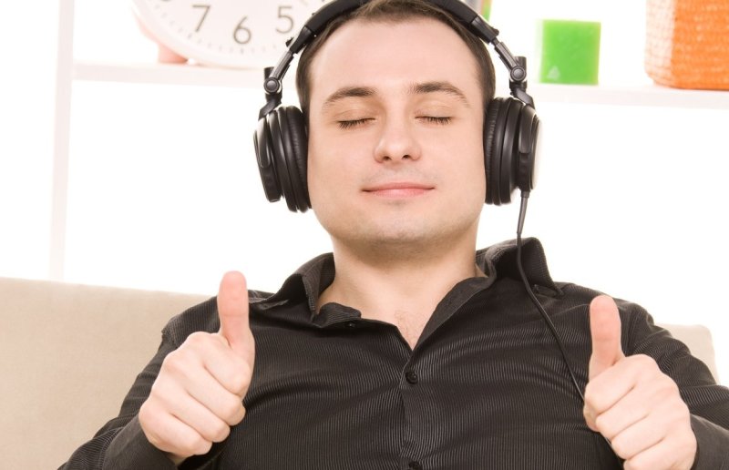 Довольный в наушниках