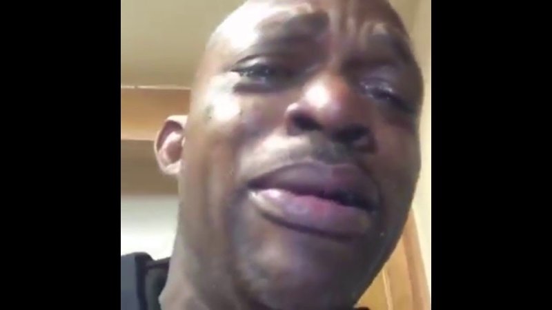 Грустный афроамериканец