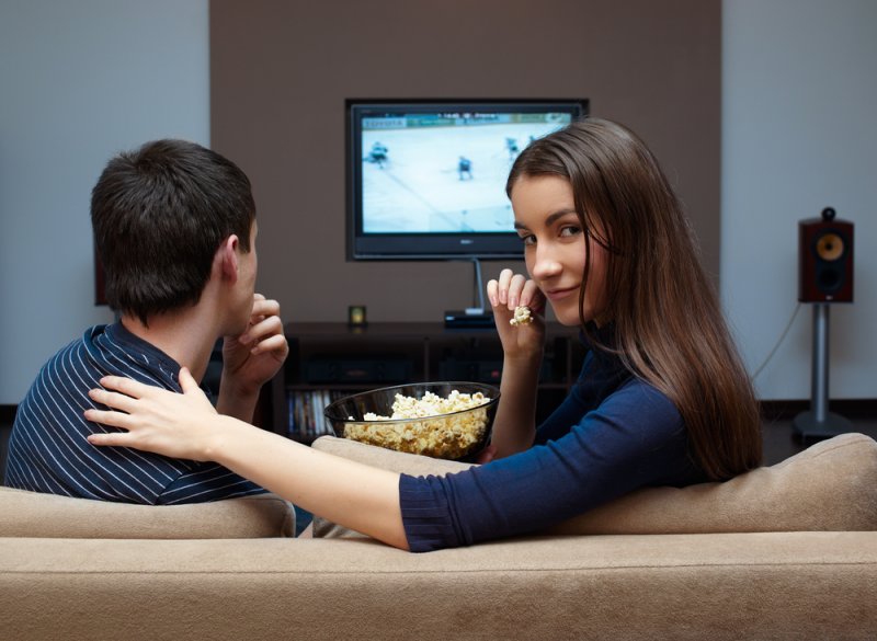 Пара на диване перед телевизором