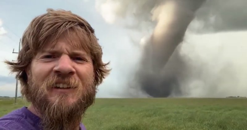 Человек в смерче