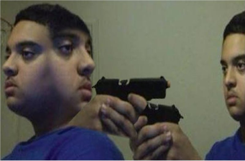 Чел целится в самого себя