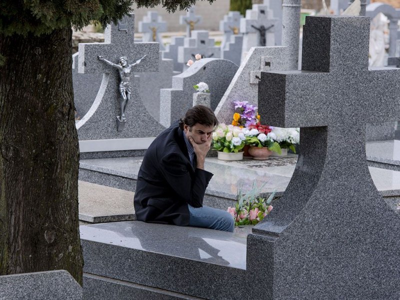 Парень на кладбище