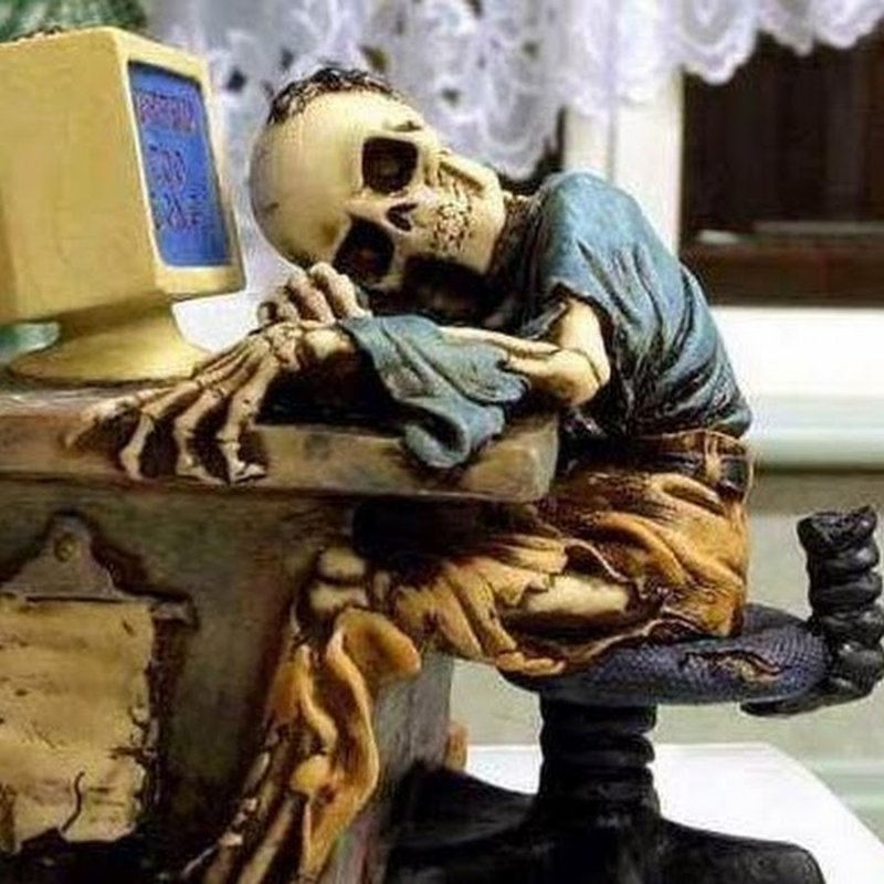 Фигурка скелет за компьютером