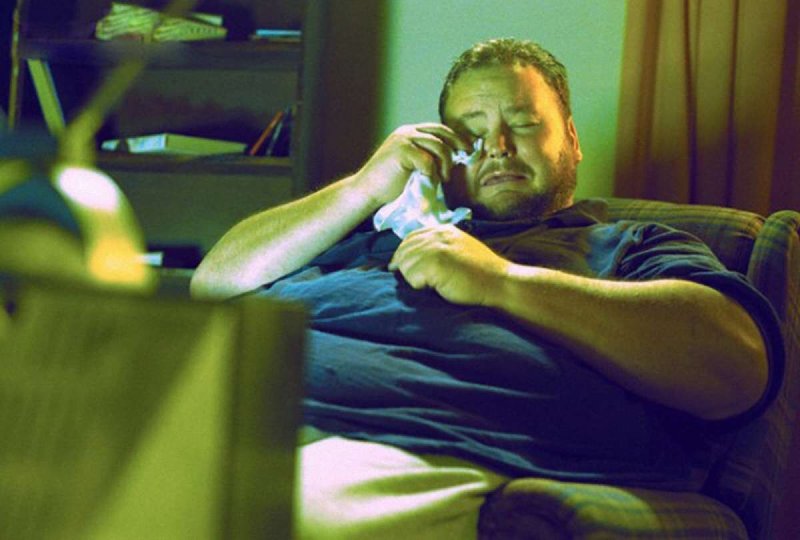 Мужик плачет перед телевизором