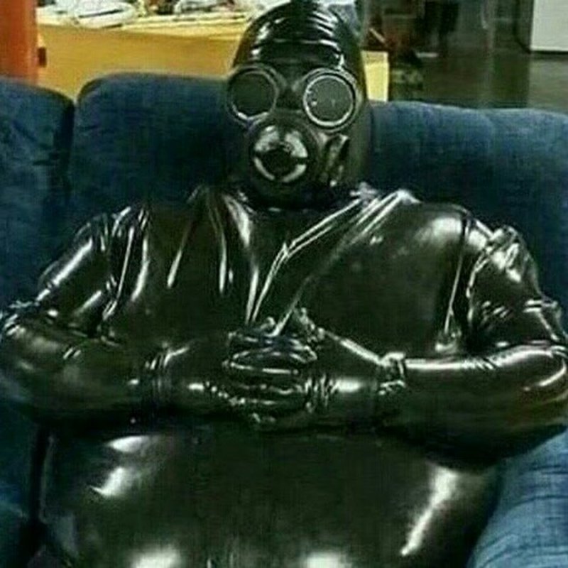 Мужик в противогазе и латексном костюме